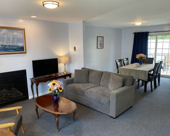 The Taber Inne & Suites - Mystic - Living room