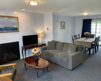 The Taber Inne & Suites - Mystic - Living room