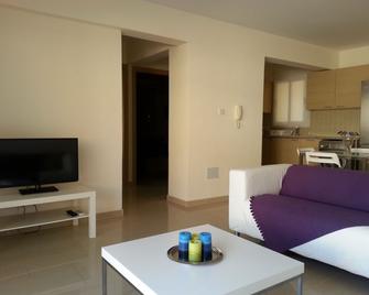 Photothea Apartments - Protaras - Wohnzimmer