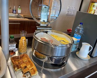 Kyriad Dol-de-Bretagne - Dol-de-Bretagne - Buffet