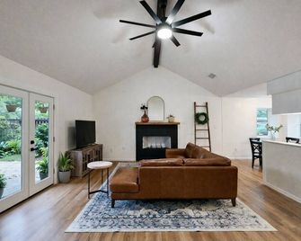 Charming 3-bedroom house in wonderful League City near NASA JSC with King Beds! - League City - Вітальня