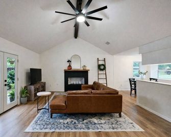 Charming 3-bedroom house in wonderful League City near NASA JSC with King Beds! - League City - Вітальня