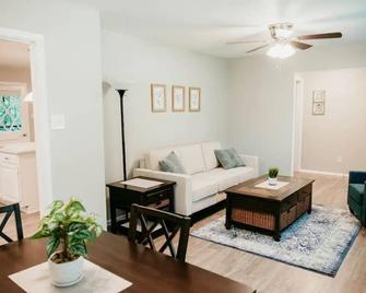 Double Diamond Rentals - Modern Home For Travelers - Jacksonville - Living room