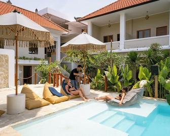 Mad Monkey Uluwatu - Denpasar - Bể bơi