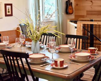 East Tennessee Family Mountain Retreat with Private Vineyard - Cosby - Dining room