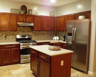 Beautiful 2 Story Home Perfect for a Family Getaway! - Sahuarita - Cocina