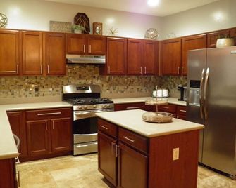 Beautiful 2 Story Home Perfect for a Family Getaway! - Sahuarita - Kitchen