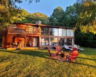 Private Suttons Bay Waterfront Home with Hot Tub, Sauna and Central Air! - Suttons Bay - Edificio