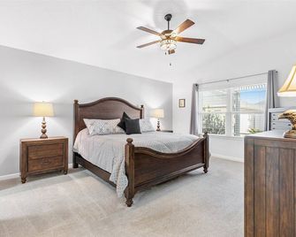 Spacious villa in The Villages w/ nice outdoor area south of turnpike. - Sumterville - Bedroom