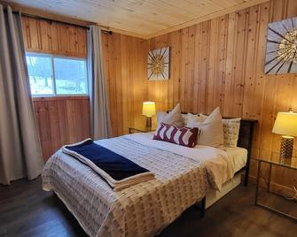 \'On The Rocks\' A Quite Waterfront cottage on Stoney Lake Sleeps 6-8 - Woodview - Habitación