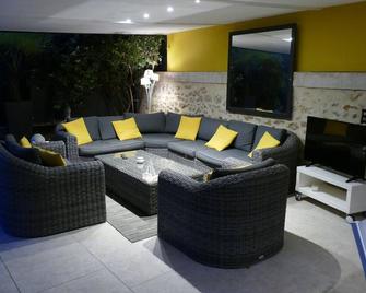 Garden apartment with private pool - Périgueux - Sala de estar