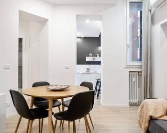 Piazza Maggiore White Apartment - Bologna - Dining room