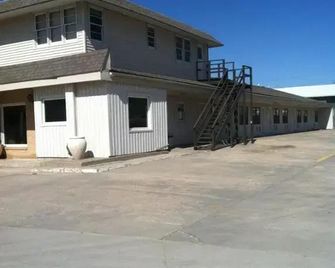 Brooks Motel - Norton - Building