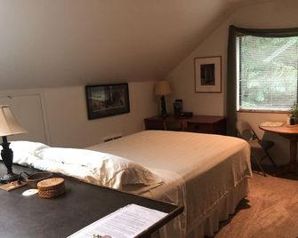 A Peaceful Woodland Retreat 20 minutes from Seattle and from Puget Sound ferries - Martha Lake - Bedroom