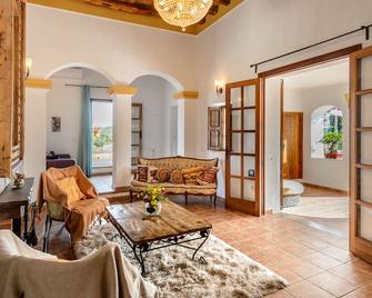 Finca Can Rosa Ibiza, private pool, 10 minutes from the beach - Santa Gertrudis de Fruitera - Living room