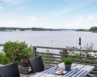 Amazing home in Ronneby with house sea view - Ronneby - Balkón