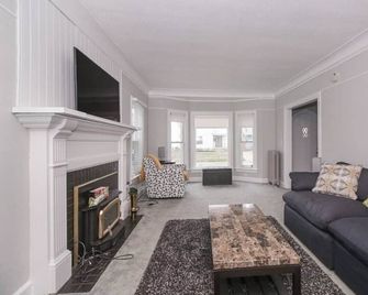 Lakeside Home in Lorain - Lorain