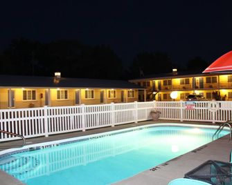 Westbridge Inn and Suites - Clinton - Zwembad