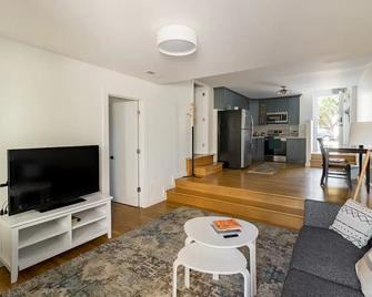 Remodeled 1BR Garden Apt in a perfect location - San Francisco - Living room