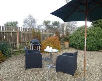 Peonies, Exmouth - Exmouth - Patio