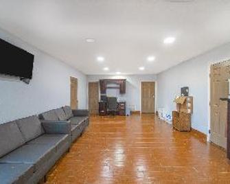 Days Inn by Wyndham Aransas Pass - Aransas Pass - Living room