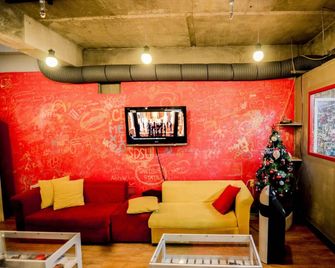 Kimchee Sinchon Guesthouse - Seoul - Wohnzimmer