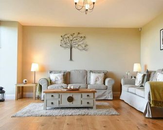 The Pepper Pot, Pet Friendly, With Open Fire In Warkworth - Warkworth - Living room