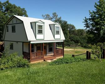 Spring Getaway! Escape to our remote lodge on 220 acre ranch! - Oroville - Gebäude