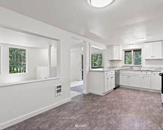 Spacious 4-bedroom house in delightful Roy with WiFi - Roy - Kitchen