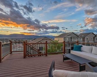Room to Spread Out & Deck with Mountain Views - Monument - Balcón