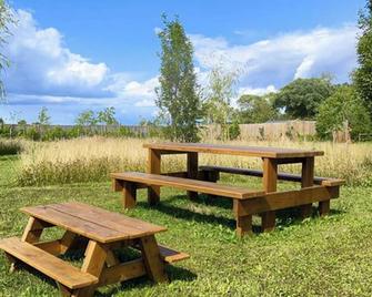 Inviting 1-Bed Cabin in Newmarket - Newmarket - Patio