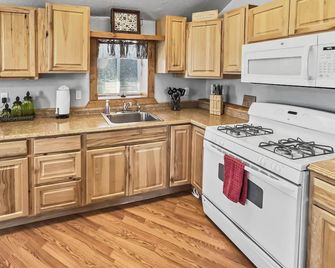 Cedar Mountain Bunkhouse 2 Bedroom Cabin - Montrose - Kitchen