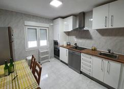 101A Apartamento moderno para 6 personas - Gijón - Kitchen