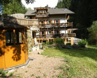 Room 3 on the 1st Upper floor with space-saving wall bed and shower / toilet - Deutschnofen - Building