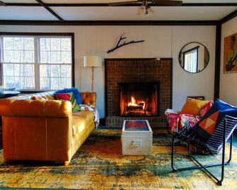 Rustic Mountain Cabin with Porch & Fire Pit in New Market, Virginia - New Market - Salon