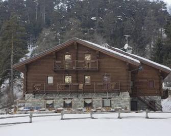 Agriturismo Les Hiboux - Brusson - Gebouw