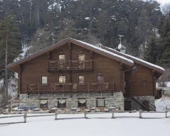 Agriturismo Les Hiboux - Brusson - Gebäude