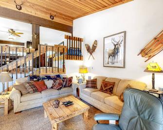 Spacious Condo with Pool & Hot Tub - Close to Huntington Lake & China Peak - Lakeshore - Sala de estar