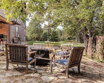 Spacious Home, Friendly Animals, Live Tree Atrium - Cedar Creek - Patio