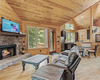 Romantic Cabin with Spa Amenities near Helen GA - Cleveland - Sala de estar