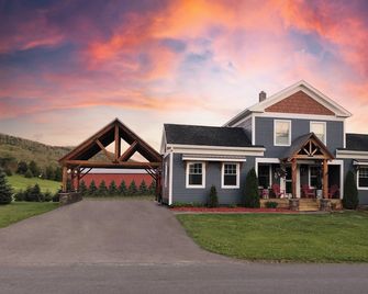 Beautiful 4BR/3.5BA Farmhouse w/ Heated Pool, Game Rm - 3 Miles to Dreams Park! - Milford - Edificio