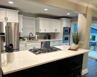 Sleeps 5, Riverview, Game room, W/D, 12 mi to Naperville, Backyard, Parking,King - Yorkville - Cocina