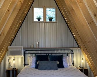 King bed in Tulip Glamping Aframe at Noble Pine Campground - Mammoth Cave - Chambre