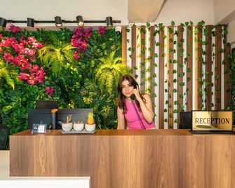 Hilltown Airport Hotel - Karaburun - Recepción