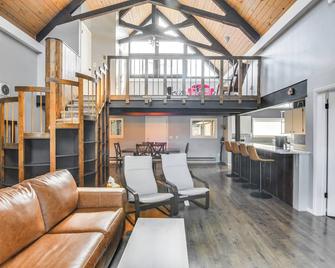 5 Mi to Dtwn Evergreen: Mtn-view Escape - Evergreen - Living room