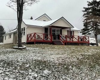 1 Queen Bedroom, 1 Bath, 2 Extra twin Beds, Beautiful mountain view from Porch. - Tazewell - Edificio