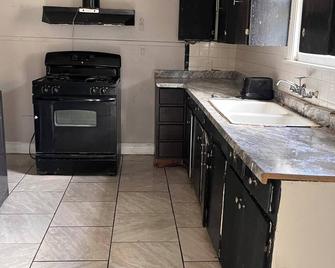 Cozy 2 Bed Retreat in Vibrant Beaumont, TX - Beaumont - Kitchen