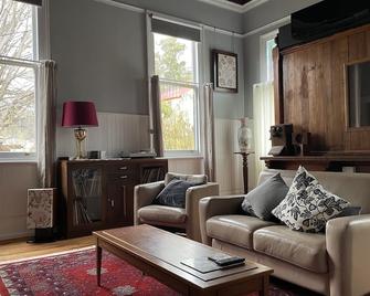Derby Bank House- Heritage listed two bedroom old school B&B suite or a self contained cabin - Derby - Sala de estar