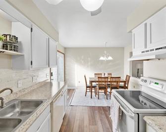Corporate Housing Townhouse Cozy yet spacious with finished basement. - Toledo - Kitchen