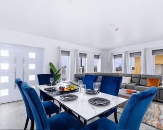Boggey's Villas - Xander Bogaerts 6BR 7BA w/ Pool - Sint Nicolaas - Eetruimte
